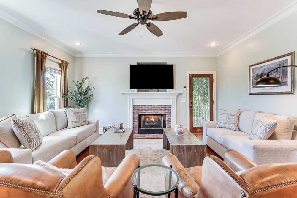 Summerville Historic Bungalow w/ Hot Tub