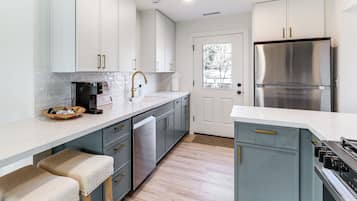 ํ์ฐ์ค (3 Bedrooms) | ๋ด๋ถ