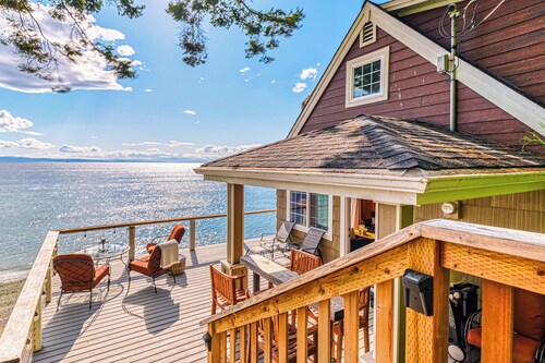 2 BR Beachfront Cottage w/ Grill & Expansive Deck