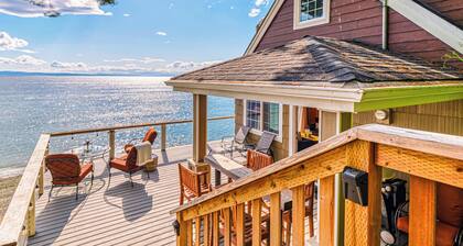 2 BR Beachfront Cottage w/ Grill & Expansive Deck