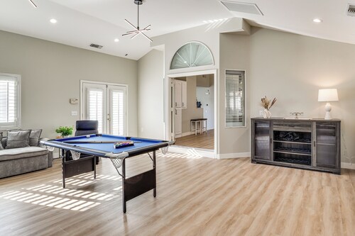 Stunning Renovated 5BR House W/pool 7 mil to Strip