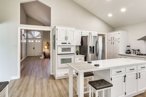 Stunning Renovated 5BR House W/pool 7 mil to Strip