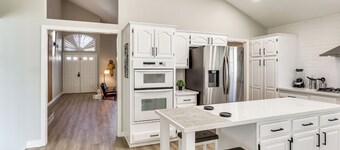Stunning Renovated 5BR House W/pool 7 mil to Strip