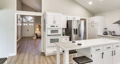 Stunning Renovated 5BR House W/pool 7 mil to Strip