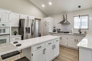 Interior - Stunning Renovated 5BR House W/pool 7 mil to Strip (Las Vegas)