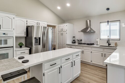 Stunning Renovated 5BR House W/pool 7 mil to Strip