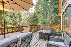 A wooden deck with outdoor furniture, including a sofa and chairs, and a fire pit. - 2 Decks! Pet-friendly Lake Arrowhead Cabin (Lake Arrowhead)