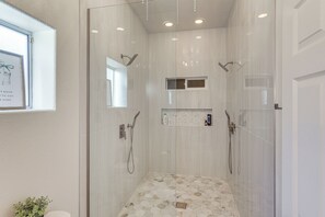 House (3 Bedrooms) | Interior - Private Pool, Spa! Updated Home Near London Bridge (Lake Havasu City)