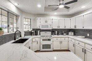 House (3 Bedrooms) | Interior - Private Pool, Spa! Updated Home Near London Bridge (Lake Havasu City)