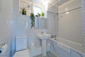 Shower - Little Venice in Paddington central London 3 bedroom apartment (London)