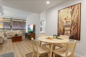 Apartment | Living room - Modern CBD Aparment, Workspace, Fast Wifi and Pool (Sydney)