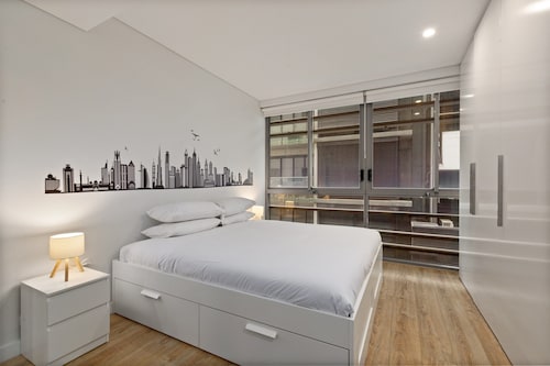 Modern CBD Aparment, Workspace, Fast Wifi and Pool