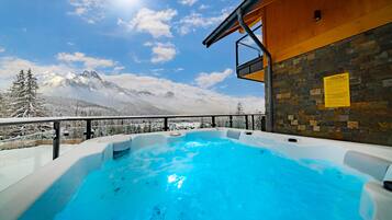 Luxury House, 4 Bedrooms, Hot Tub, Mountain View | Private spa tub