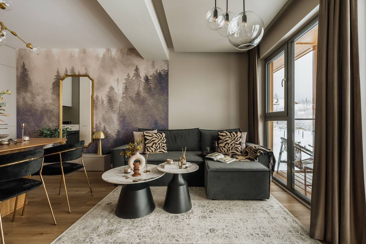 Una sala de estar moderna con un espejo grande, un sofá y una mesa de centro.