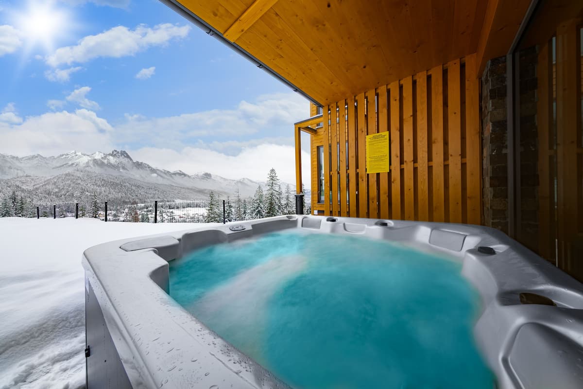 Exclusive Apartment, 3 Bedrooms, Hot Tub, Mountain View | Private spa tub