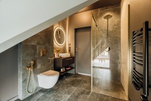 A modern bathroom with a glass-enclosed shower, a toilet, and a vanity with a mirror. - Landscape Cyrhla with SPA by BQQK (Zakopane)