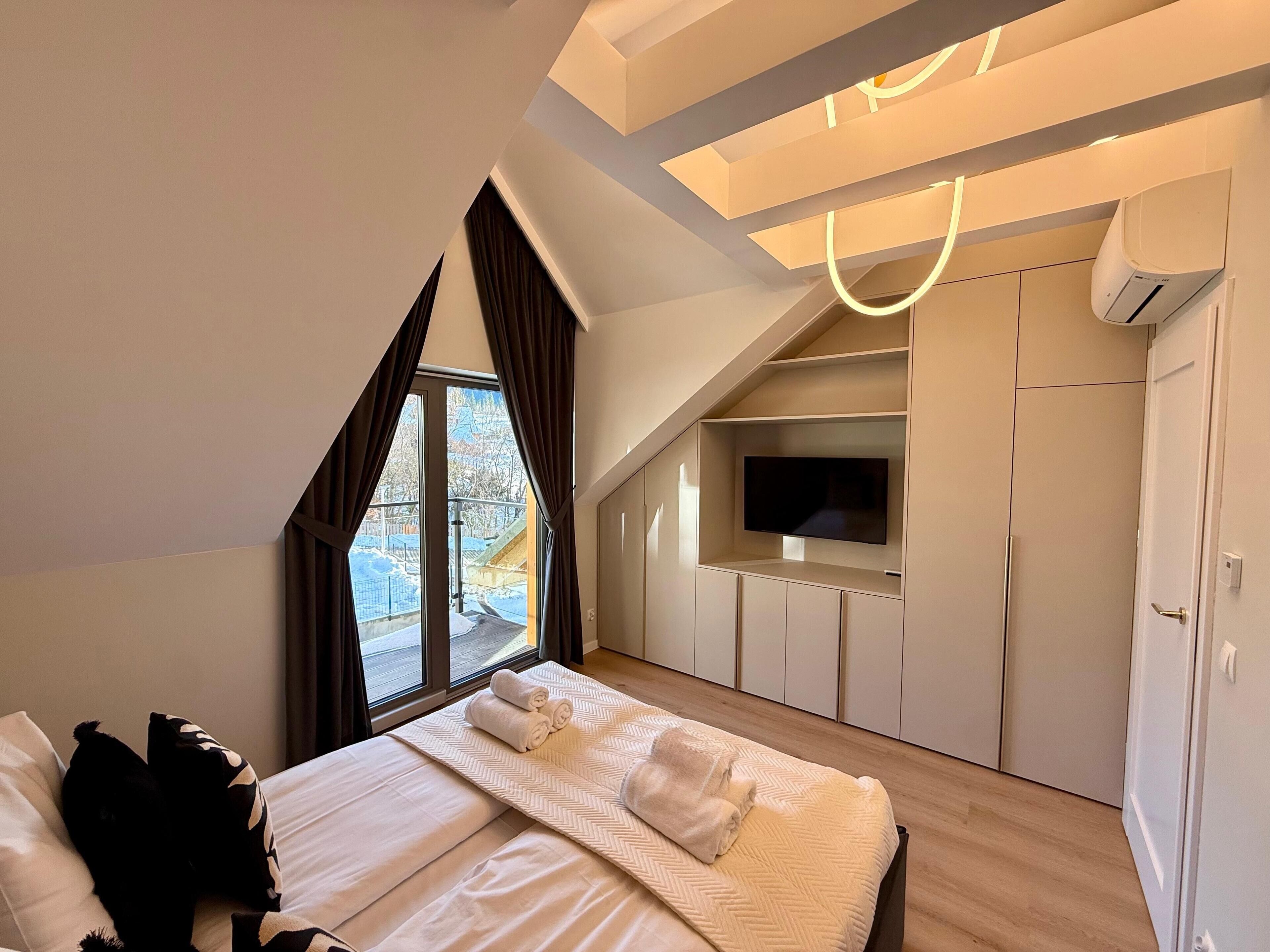 Luxury House, 4 Bedrooms, Hot Tub, Mountain View | Iron/ironing board, free WiFi, bed sheets