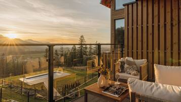 Chalé superluxo, 4 quartos, banheira de imersão, vista para a montanha | Terraço/pátio
