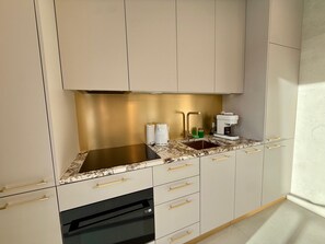 Casa de lujo, 4 habitaciones, hidromasaje, vista a la montaña | Cocina privada | Refrigerador, parrilla de estufa, lavavajillas y utensilios de cocina 