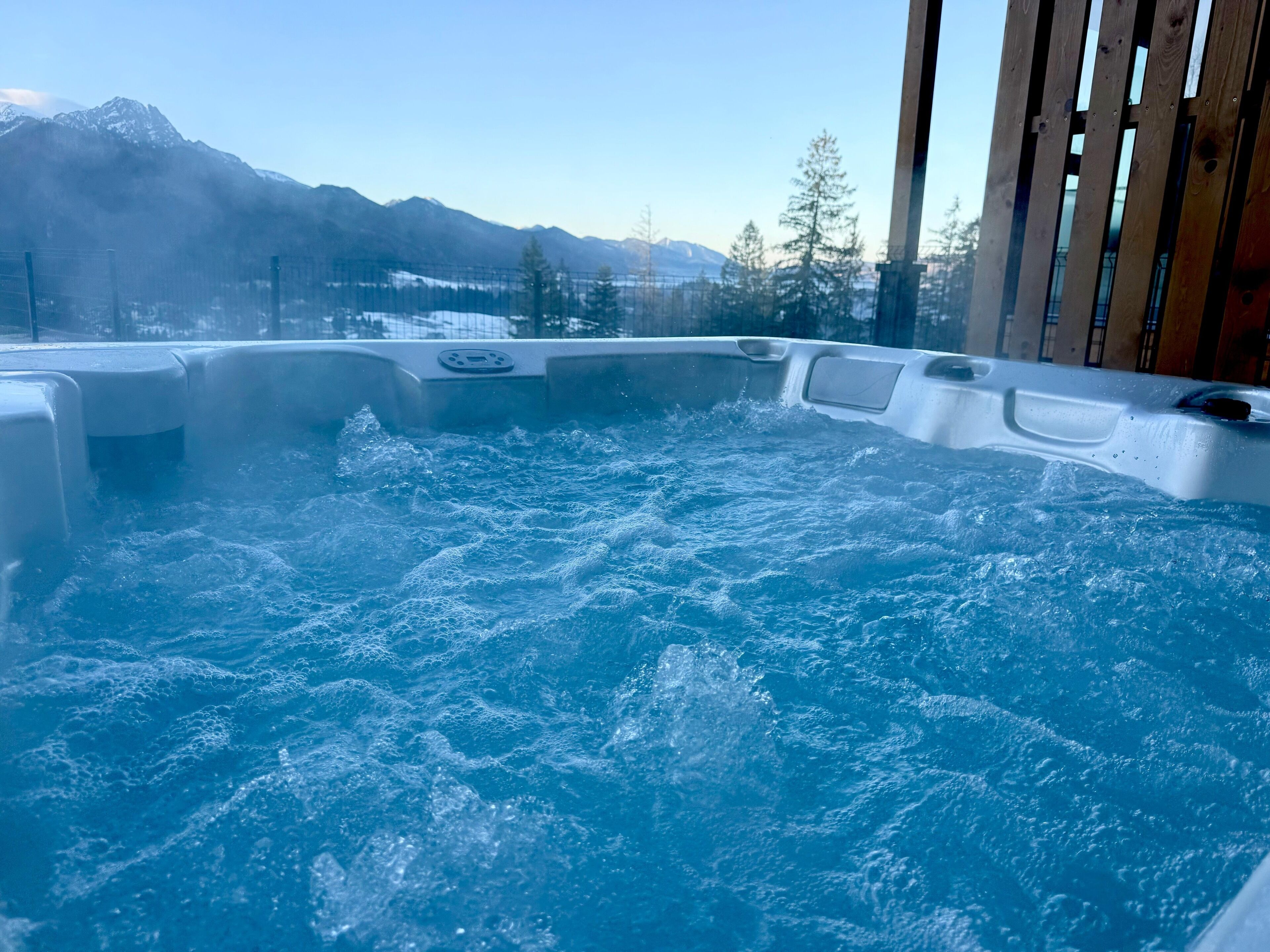 Exclusive Apartment, 3 Bedrooms, Hot Tub, Mountain View | Private spa tub