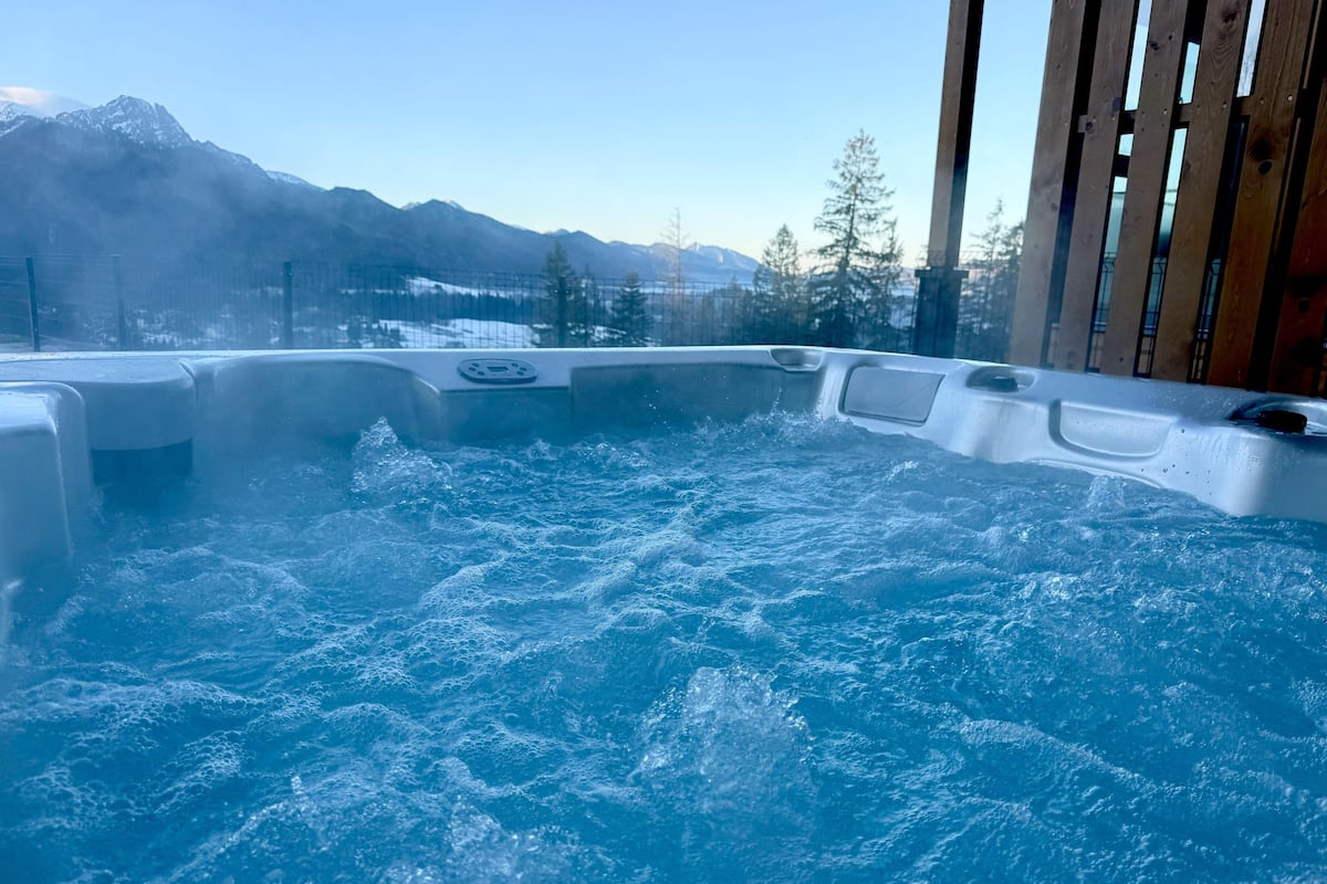 Exclusive Apartment, 3 Bedrooms, Hot Tub, Mountain View | Private spa tub