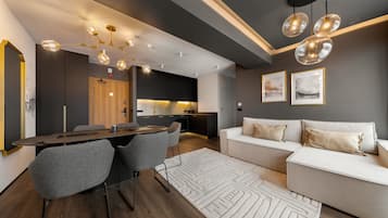 Deluxe appartement, 2 slaapkamers, uitzicht op bergen | Woonruimte | Een 40-inch flatscreentelevisie met digitale zenders