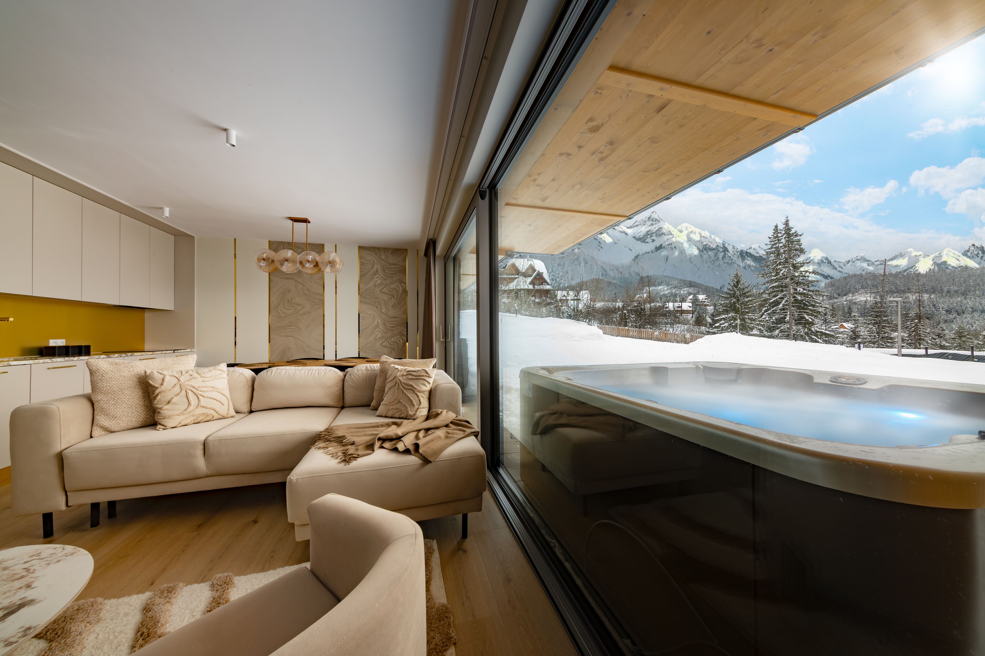 Apartemen Eksklusif, 3 kamar tidur, hot tub, pemandangan gunung | Area keluarga | Televisi layar datar 40-inci dengan saluran TV digital