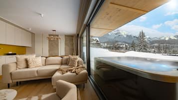 Exclusive-Apartment, 3 Schlafzimmer, Whirlpool, Bergblick | Wohnbereich | 40-Zoll-Flachbildfernseher mit Digitalempfang