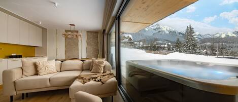 Apartemen Eksklusif, 3 kamar tidur, hot tub, pemandangan gunung | Area keluarga | Televisi layar datar 40-inci dengan saluran TV digital