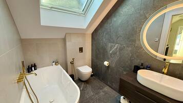 Luksustalo, 4 makuuhuonetta, parveke, vuoristonäköala | Kylpyhuone | Ilmaiset hygieniatuotteet, hiustenkuivaaja, pyyhkeet, saippua