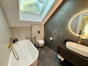 Luksustalo, 4 makuuhuonetta, parveke, vuoristonäköala | Kylpyhuone | Ilmaiset hygieniatuotteet, hiustenkuivaaja, pyyhkeet, saippua