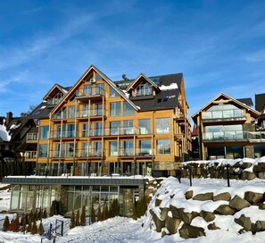 Vista frontal de la propiedad