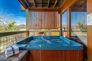 Outdoor spa tub - Eagle Cloud Escape- Amazing Views -Hot Tub -Game Room -Arcade -Pool -& MORE (Sevierville)
