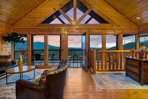 Smart TV, fireplace, DVD player, table football - Eagle Cloud Escape- Amazing Views -Hot Tub -Game Room -Arcade -Pool -& MORE (Sevierville)