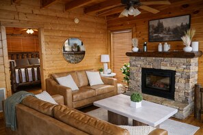 Smart TV, fireplace, DVD player, table football - Eagle Cloud Escape- Amazing Views -Hot Tub -Game Room -Arcade -Pool -& MORE (Sevierville)