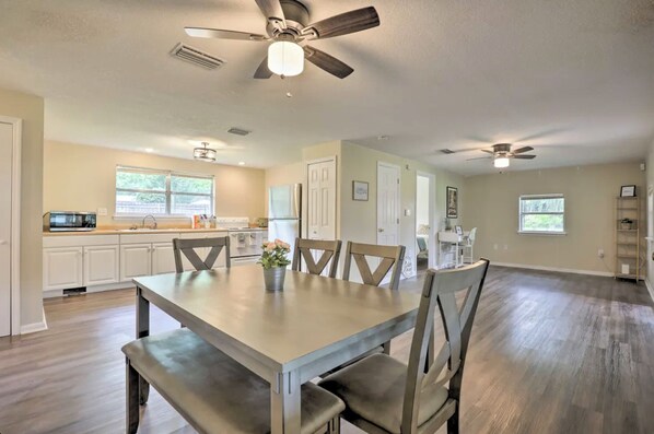 Dining - Tranquil Lakehouse with Private Access (Melrose)