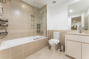 Regadera, secadora de cabello, bidet, toallas 