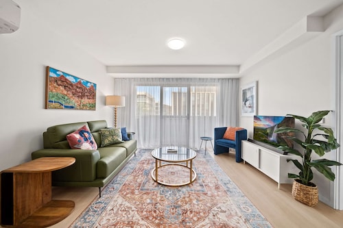 Braddon Retreat: Spacious 1-bed With Parking