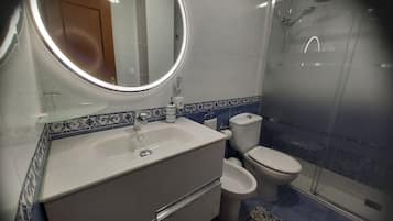 Chuveiro, bidê, toalhas de banho, sabonete