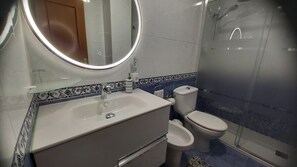 Douche, bidet, serviettes fournies, savon