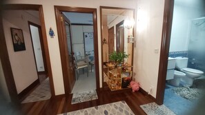 Een douche, een bidet, handdoeken, zeep