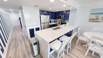 Condo, 1 habitación | Cocina privada | Cafetera y tetera, refrigerador, horno y tostadora