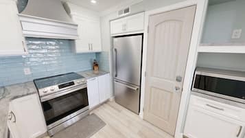 Condo, 1 quarto | Cozinha privada | Geladeira, fogão, cafeteira/chaleira, torradeira