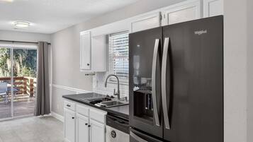 House, 3 Bedrooms | Private kitchen | Fridge, oven, coffee/tea maker, toaster