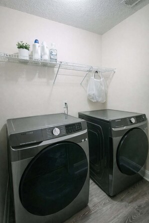 House, 3 Bedrooms | Interior - Bright 3br Home Near Hunter Aaf 3 Bedroom Home (Savannah)