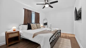 Duplex, 3 Bedrooms | 3 bilik tidur, meja, ruang kerja komputer riba, seterika/papan seterika