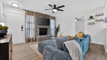 Duplex, 3 Bedrooms | Ruang tamu | TV Pintar, perkhidmatan penstriman