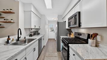 Duplex, 3 Bedrooms | Dapur peribadi | Peti sejuk, ketuhar, pembancuh kopi/teh, pembakar roti