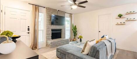 Duplex, 3 Bedrooms | Living area | Smart TV, streaming services
