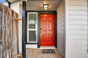 Duplex, 3 Bedrooms | Exterior detail - Modern 3br Townhouse Near Brushy Creek 3 Bedroom Duplex (Round Rock)